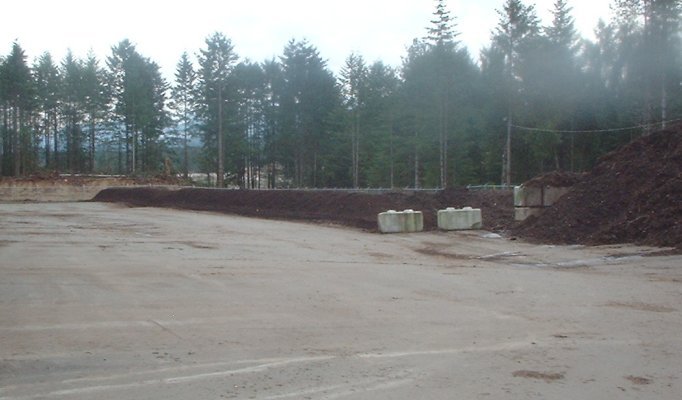 Municipal Biosolids Composting Facility CVRD6 Windrow Maturing Windrow - by Red58bill, CC BY 3.0 via Wikimedia Commons