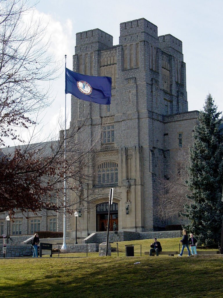 Burruss Hall at VA Tech, Blacksburg - Ben Schumin, CC BY-SA 3.0 