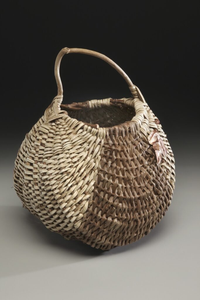 An ornamental basket made from Kudzu fiber. Photo by Mjtommey, CC BY-SA 3.0