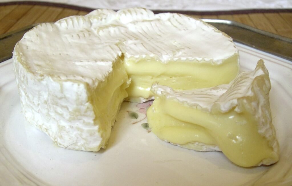 Camembert - By NJGJ - photography by NJGJ, CC BY 2.5