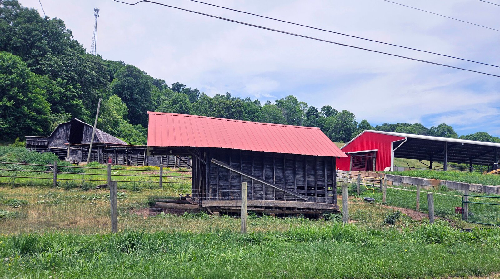 A small barn on a farm illustrates the Journeyperson Farming Training